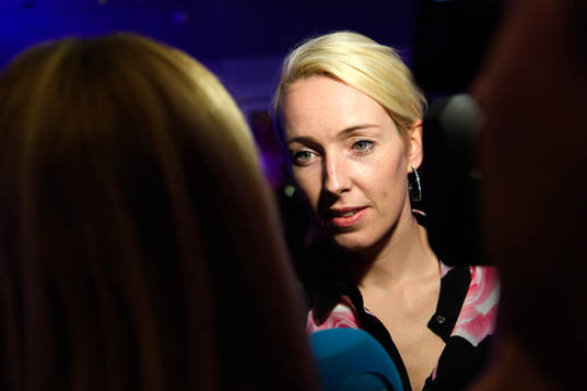 målvakt Katrine Lunde blir intevjuad på