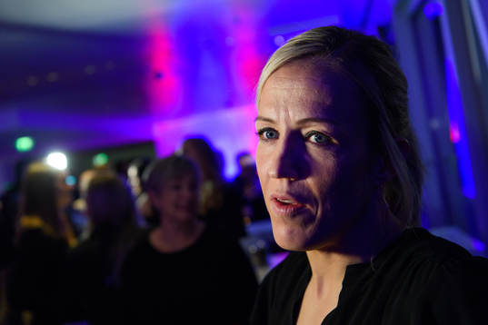 Heidi Løke blir intervjuad på