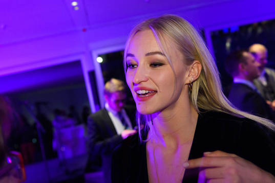 Stine Bredal Oftedal blir intervjuad på