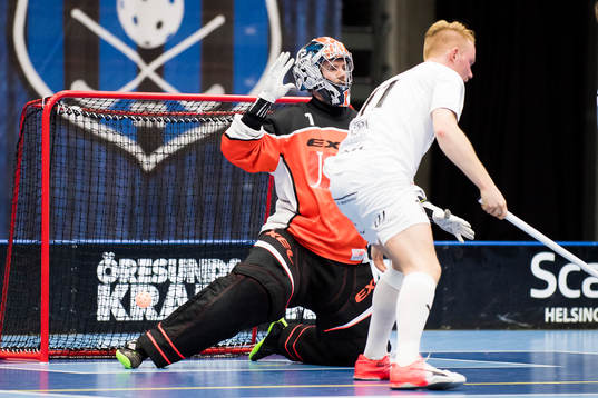 Mullsjös målvakt Benjamin Löfdahl släpper in boll bakom