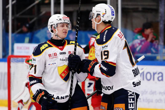 Djurgårdens Jonathan Davidsson och målskytt Rene Bourque