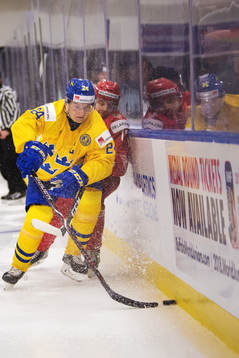 Sveriges Lias Andersson och Belarus Yegor Sharangovich