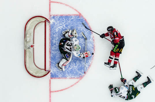 Malmö Redhawks Johan Olofsson fälls av Frölundas Adam