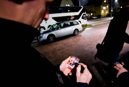 Örebros Kalle Olsson skriver autograf