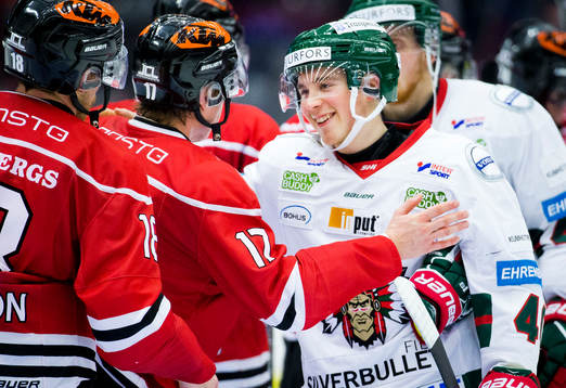 Frölundas Joel Mustonen är glad och tackar Örebros