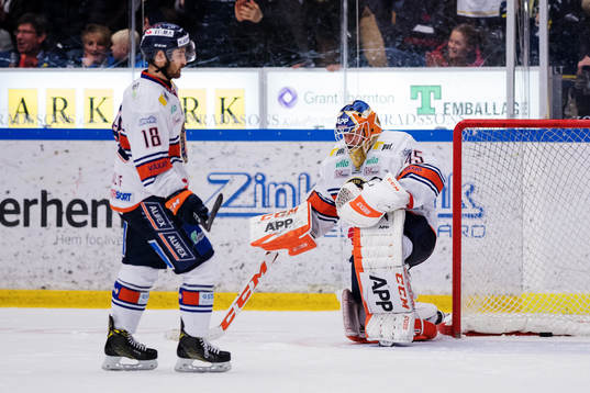 Växjös Andrew Calof och målvakt Viktor Andrén deppar