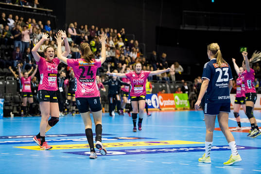 Emilie Hegh Arntzen and Lina Marie Jensen celebrate