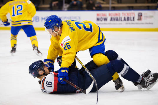 Slovakiens Filip Krivosik hålls ner av Sveriges Erik