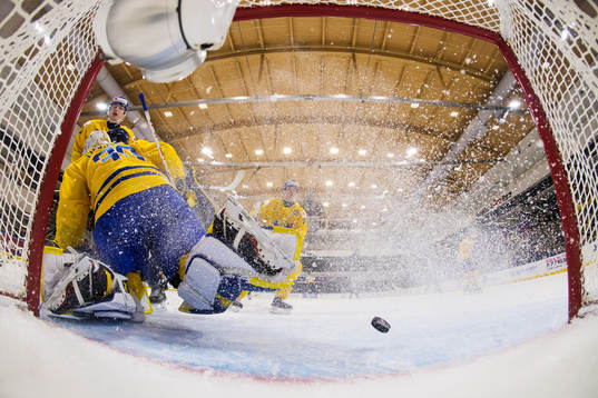 Sveriges målvakt Filip Gustavsson släpper in