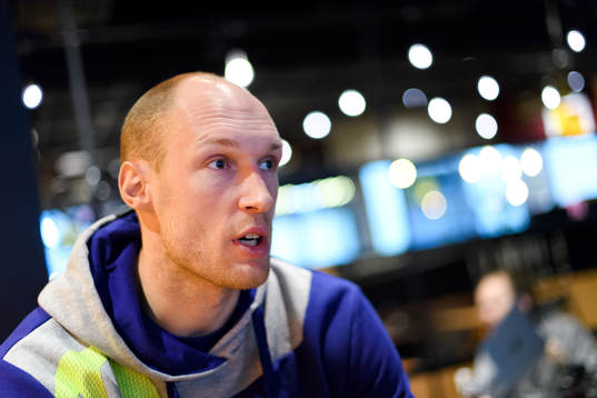 Johan Jakobsson blir intervjuad
