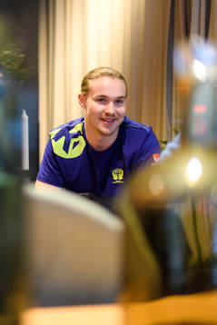 Lukas Nilsson blir intervjuad