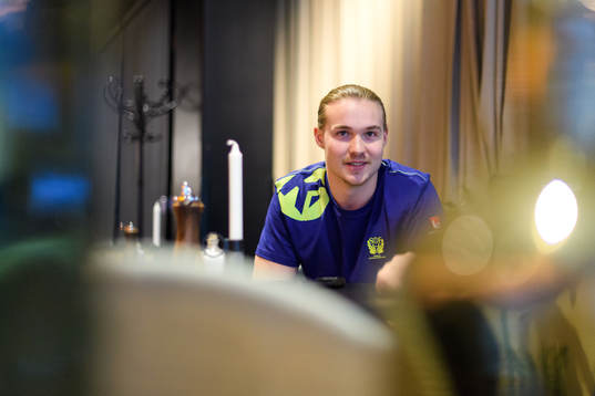 Lukas Nilsson blir intervjuad