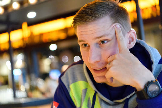 Linus Arnesson blir intervjuad