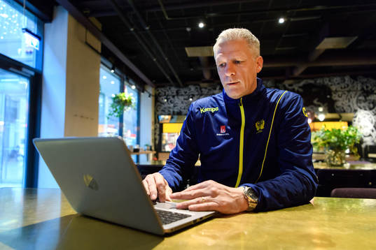 Mikael Franzén arbetar på sin dator
