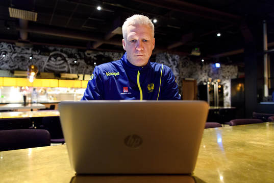 Mikael Franzén arbetar på sin dator