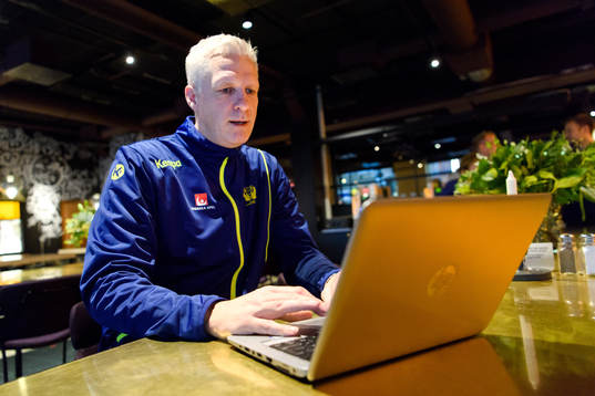 Mikael Franzén arbetar på sin dator