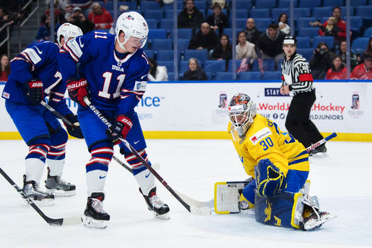 s Casey Mittelstadt missar ett friläge mot Sveriges