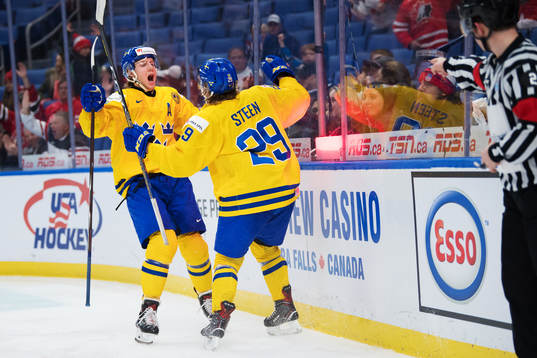 Sveriges Alexander Nylander och Oskar Steen jublar