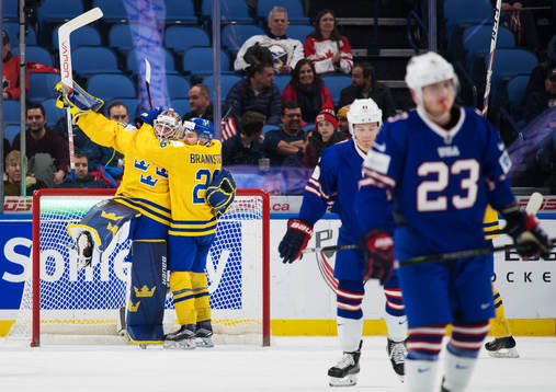 Sveriges målvakt Filip Gustavsson och Erik Brännström