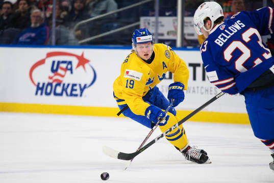 Sveriges Alexander Nylander jagar pucken som kontrolleras
