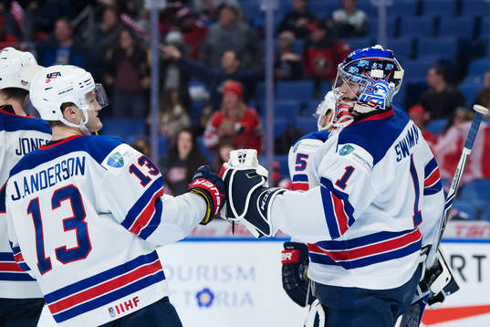 s Joey Anderson och målvakt Jeremy Swayman jublar