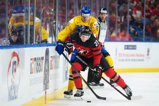 Sveriges Jesper Boqvist och Kanadas Sam Steel i en närkamp