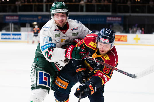 Frölundas Ponthus Westerholm i en närkamp med