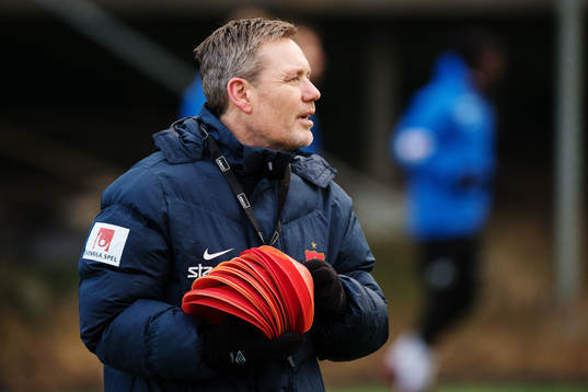 Tränare Thomas Askebrand med koner