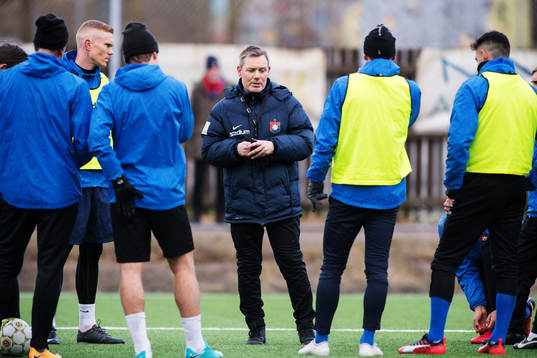 Tränare Thomas Askebrand instruerar spelarna
