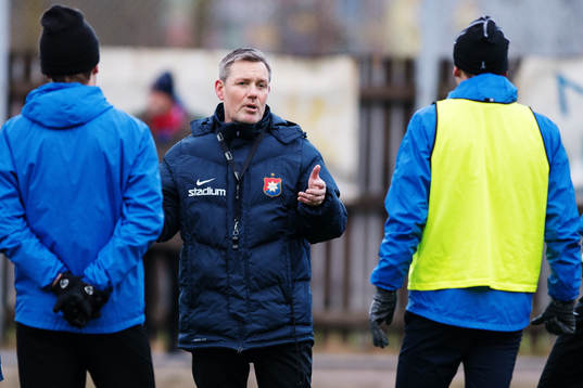 Tränare Thomas Askebrand instruerar spelarna