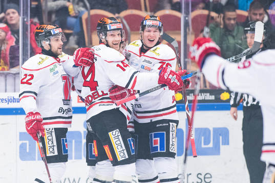 Örebros Tom Wandell jublar med lagkamrater