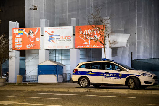 En polisbil utanför Spaladium Arena