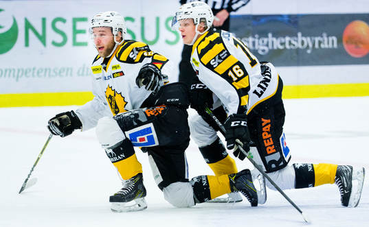 Skellefteås Mark Katic och Linus Lindström krockar och