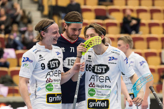 Växjö Felix Göthberg kysser Jesper Sankell klubban