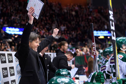 Färjestads assisterande tränare Anders Karlsson jublar