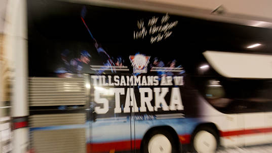 Linköpings spelarbuss i snön med texten Tillsammans är