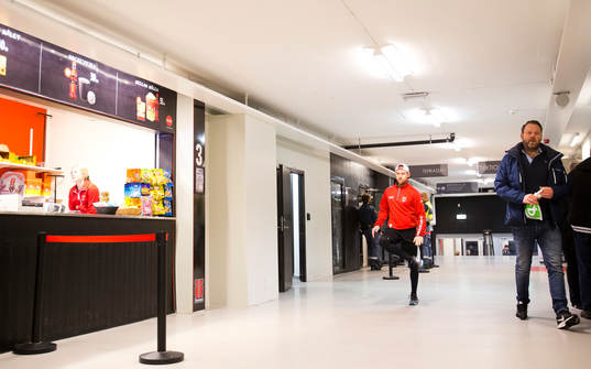 Örebros Tylor Spink värmer upp utanför korvkiosken