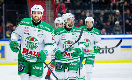 Rögles Ludvig Rensfeldt  och Ted Brithén jublar vid 0-1