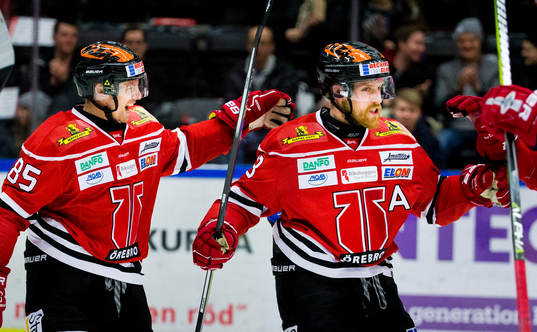 Örebros Kalle Olsson och Joakim Andersson jublar vid 1-1