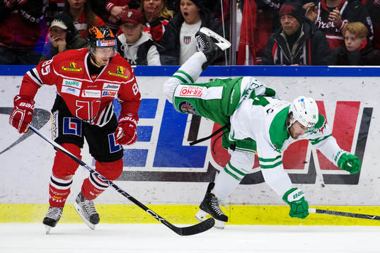 Örebros Kalle Olsson tacklar Rögles Stephen Perfetto
