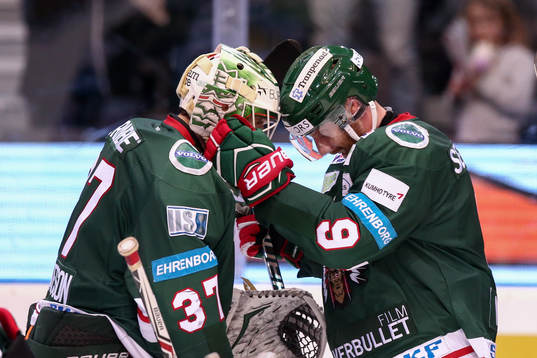 Frölundas Jan Mursak jublar med målvakt Johan Gustafsson