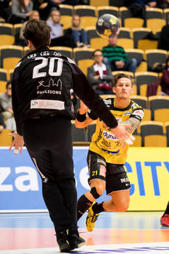 Karlskronas Hampus Olsson skjuter in bollen bakom Lugis