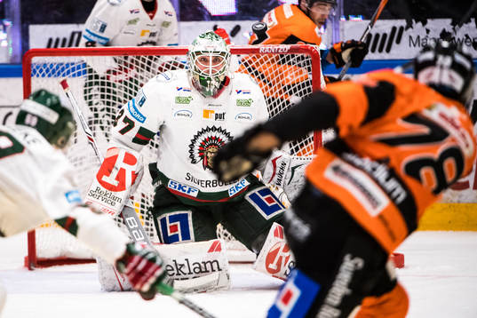 Karlskronas Akim Aliu  skjuter mot Frölundas målvakt