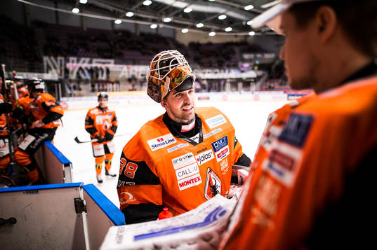 Karlskronas målvakt Johannes Jönsson i samtal med