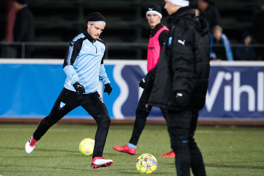 Malmö FFs Eric Larsson före en träningsmatch i fotboll