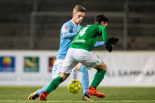 Malmö FFs Sören Rieks mot Floras Kevin Aloe