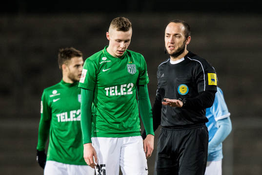 Domare Kaspar Sjöberg och Floras Markus Poom
