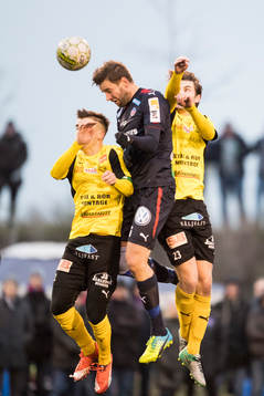 Helsingborgs Mikael Dahlberg mellan Mjällby Simon
