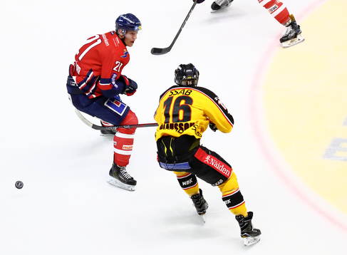 Tackling mot huvudet av Linköpings Emil Sylvegård