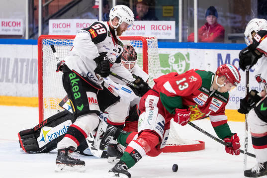 Moras Emil Bejmo framför Malmö Redhawks målvakt Oscar